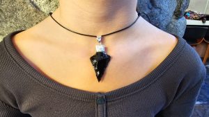 Obsidian in Silberfassung am Stoffband